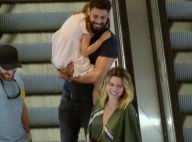 Cauã Reymond carrega Sofia no colo em passeio com a namorada, Mariana Goldfarb