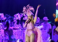 Claudia Leitte usa look rosa com cauda de plumas em estreia de nova turnê em SP