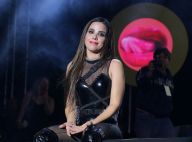 Wanessa Camargo, após ter microfone desligado, senta no palco e continua show