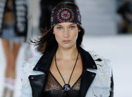 Com look dos anos 90, Bella Hadid participa de desfile que homenageia imigrantes
