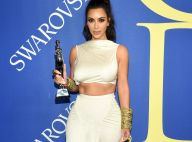 Kim Kardashian, com cropped e saia, ganha prêmio 'Influencer' do CFDA: 'Chocada'
