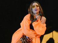 Anitta combina hot pants quadriculada e casaco laranja em show. Fotos do look!