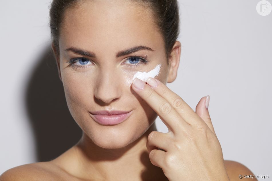 A máscara para o rosto pode ser feita com argila, ou utilizar as sheet masks