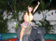 Viviane Araujo se diverte em touro mecânico ao lado de fãs em festa junina no RJ