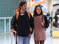 Isis Valverde usa vestido reto e bota de vinil para viagem com marido. Fotos!