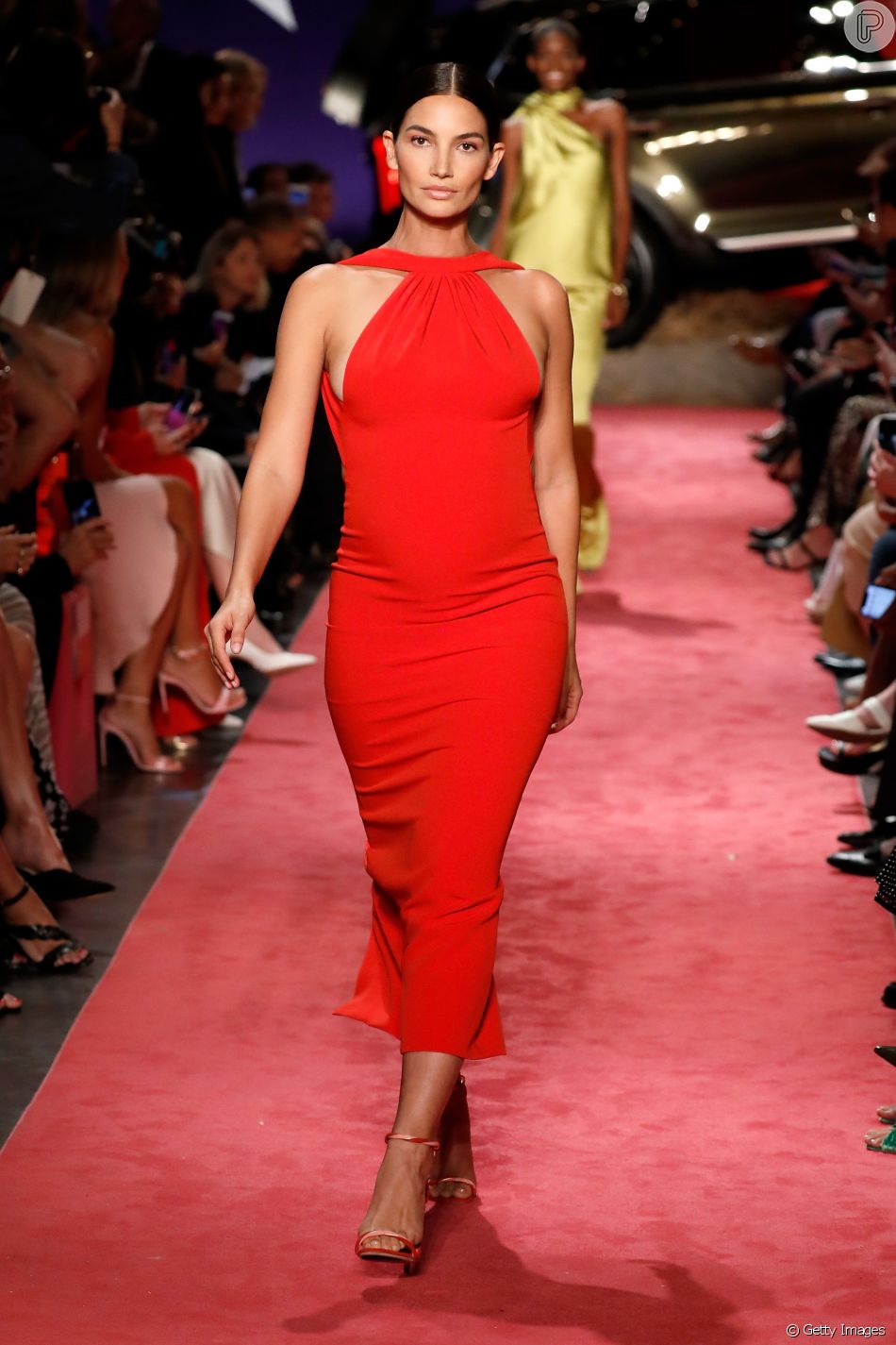 As cores na Semana de Moda de Nova York (o evento vaia té 14 de setembro de 2018). Grávida, a top Lily Aldridge desficou um modelo mídi em vermelho para Brandon Maxwell