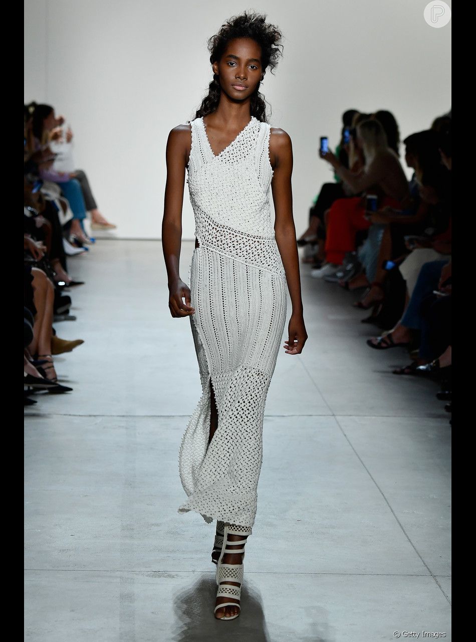 Crochê em look total na passarela de Jonathan Simkhai