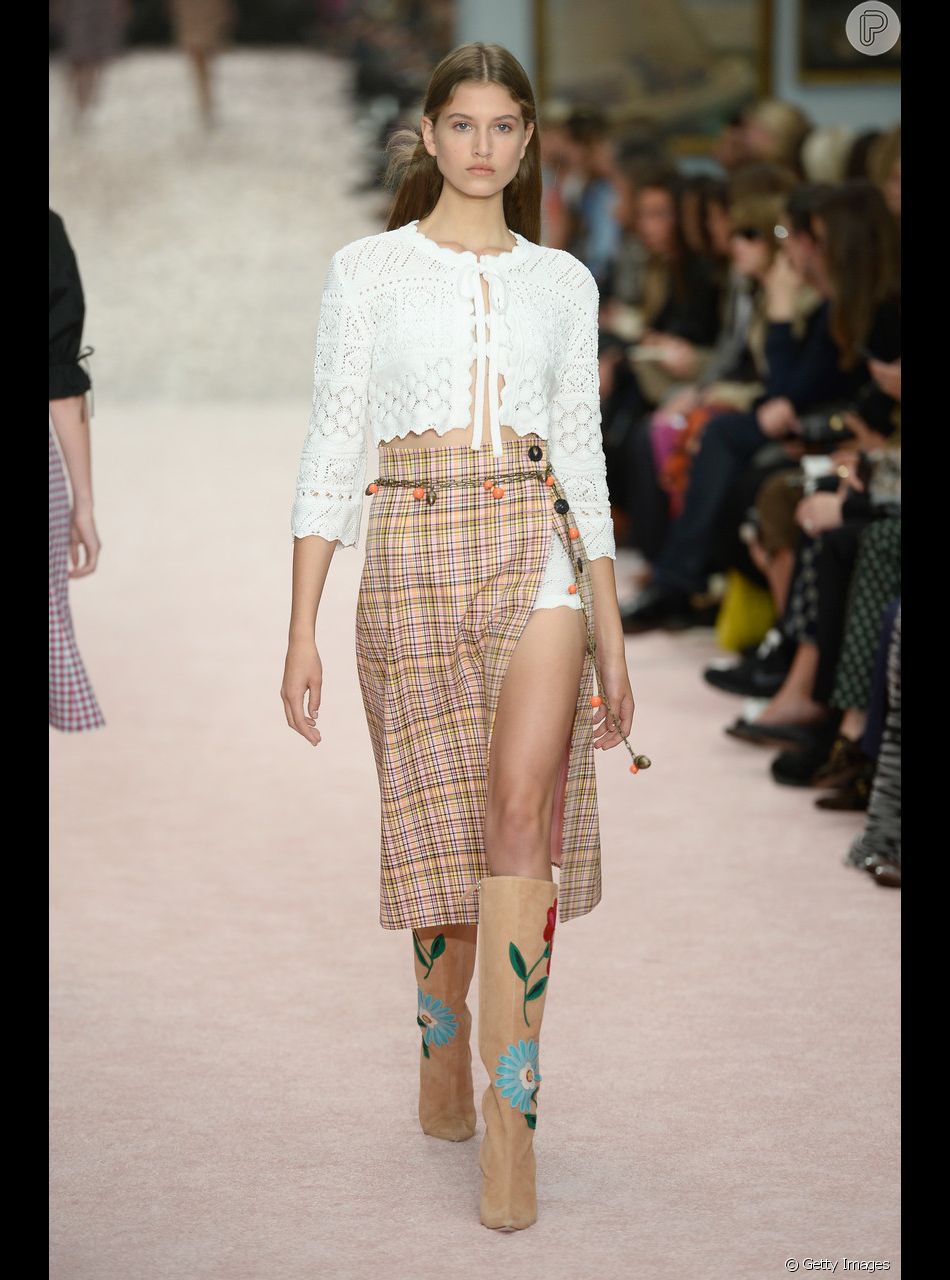 E ganha ar sexy nesse outro look, com top cropped combinado à saia de fenda