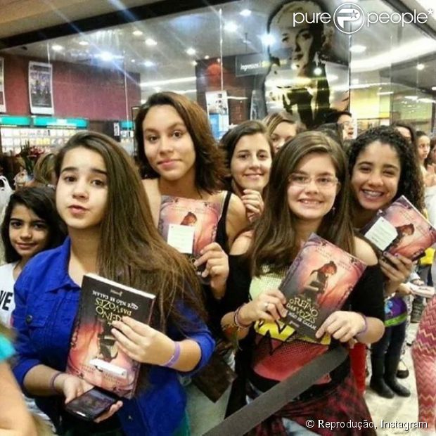 Sophia Abrahão foi muito tietada durante o lançamento de seu livro, 'O Reino das Vozes que não se Calam', no shopping Rio Sul, em Botafogo, Zona Sul do Rio, na tarde deste sábado, 16 de agosto de 2014