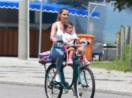Deborah Secco passeia de bicicleta com a filha, Maria Flor. Veja fotos!