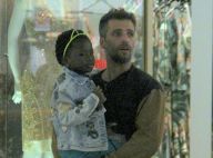 Bruno Gagliasso leva a filha, Títi, em brinquedo e compra presente em shopping