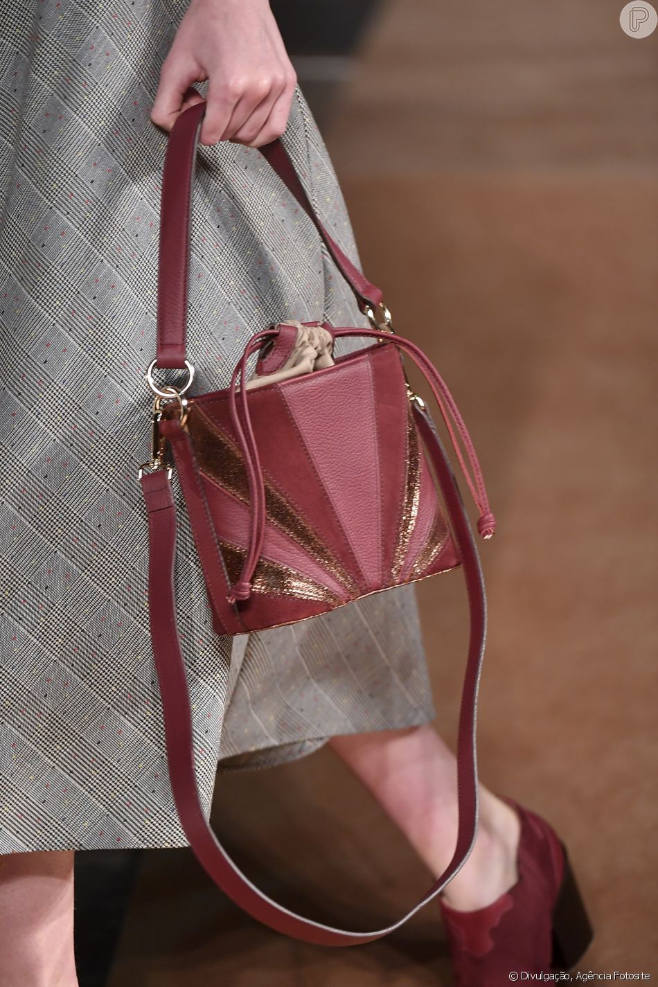 Bucket bag ganha destaque no desfile da Lilly Sarti