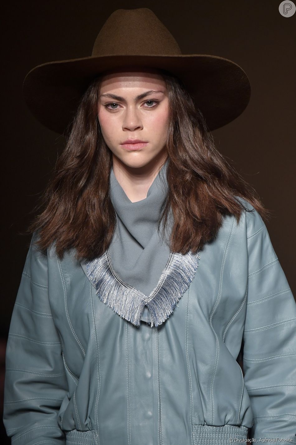 Jaqueta Bomber + lenço franjado + chapéu para um look western 80s