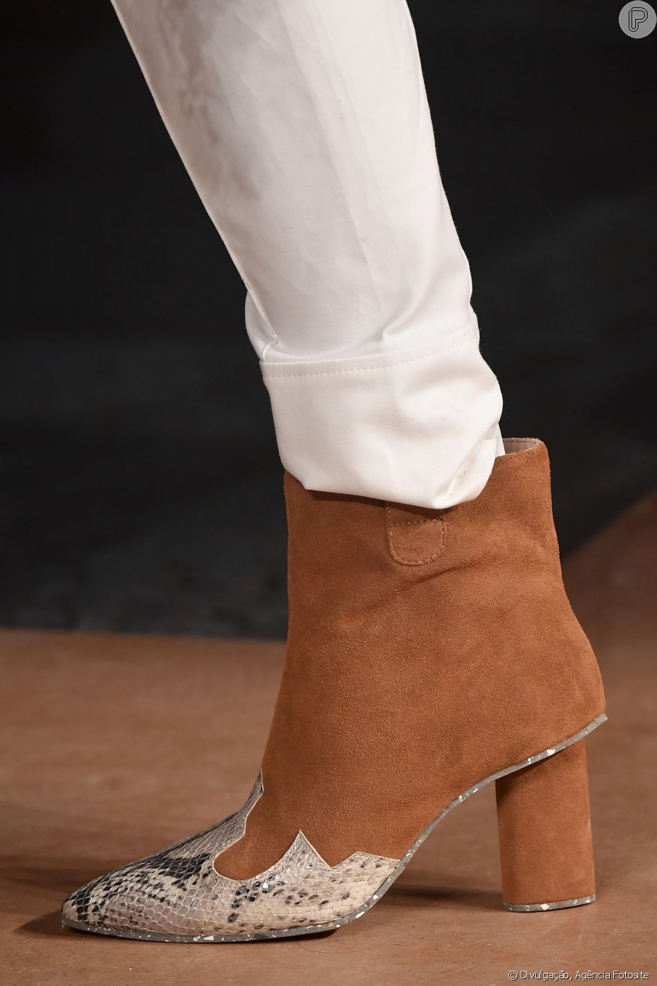 Esperta a ankle boot proposta pela grife, que tem um pé nos anos 80 e outro nas botas de cowboy