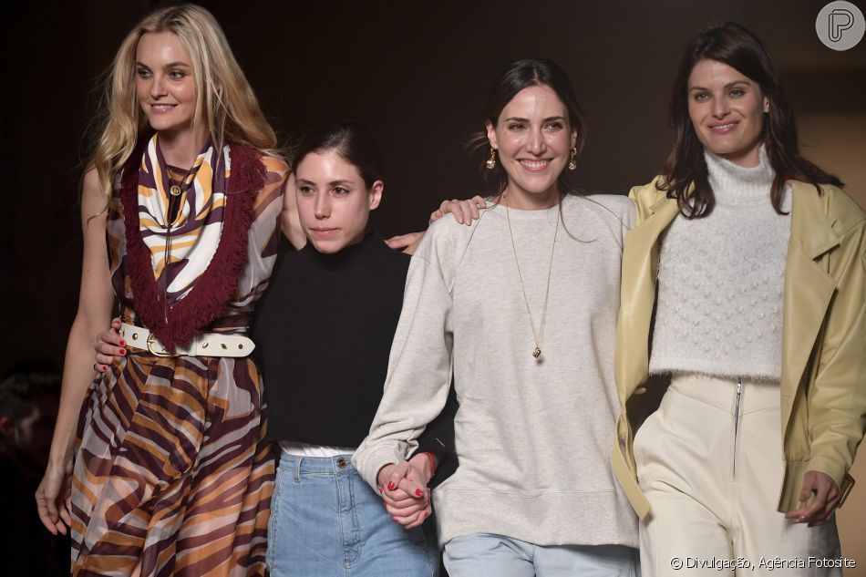 As irmãs Lilly e Renata Sarti no meio das tops Carol Trentiti e Isabeli Fontana