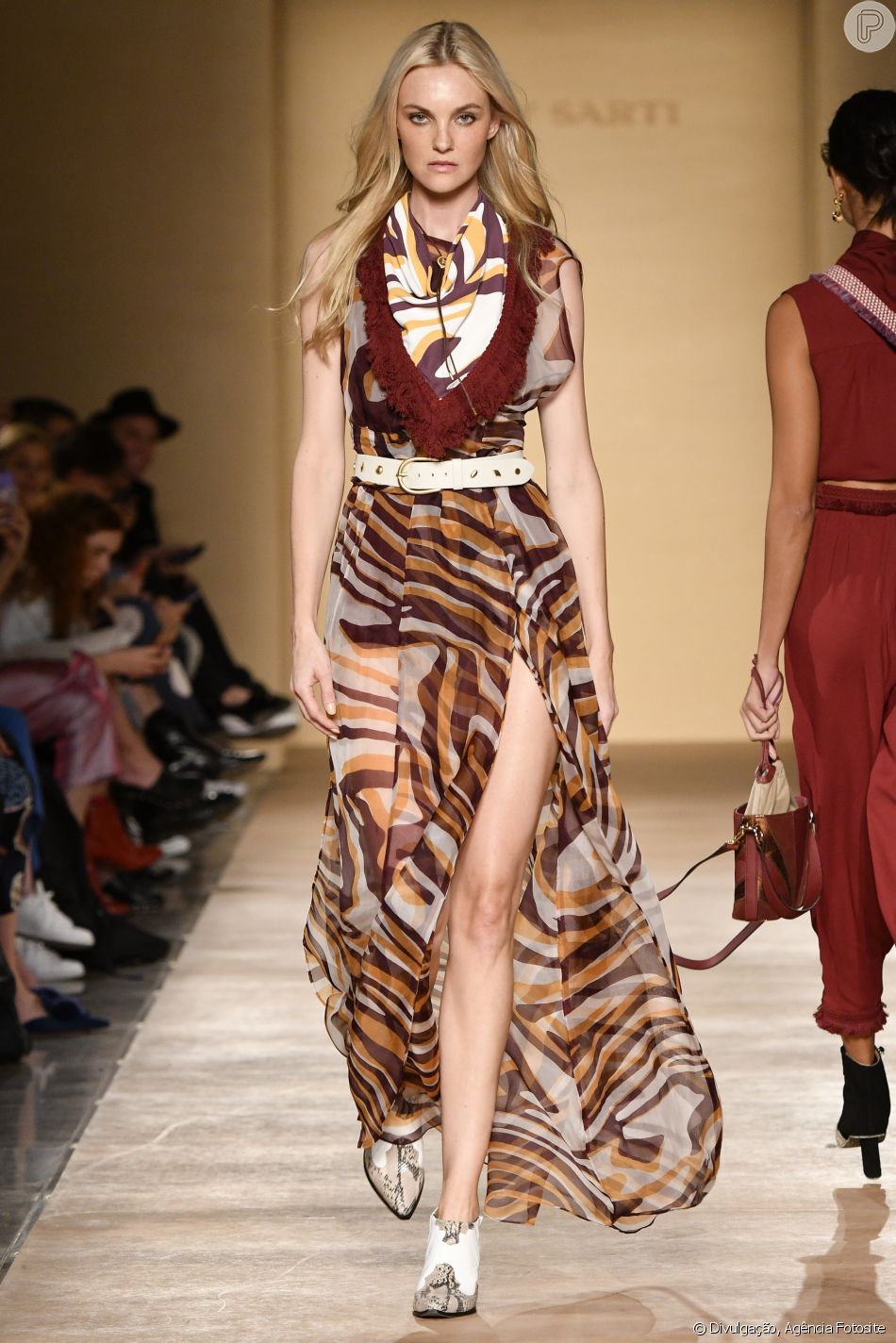 Animal print estilizada no vestido desfilado por Carol Trentini