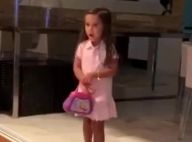 Deborah Secco platina o cabelo e filha fica surpresa com visual: 'Parece a Xuxa'
