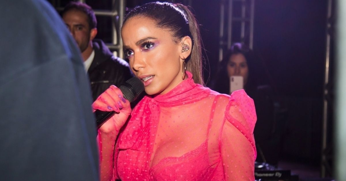 Anitta deixa parte dos seios à mostra em look de viagem Purepeople