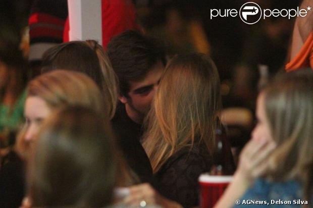 Carla Diaz e Bernardo Mesquita trocam beijos em restaurante na Barra da Tijuca, na Zona Oeste do Rio de Janeiro, em 29 de março de 2013