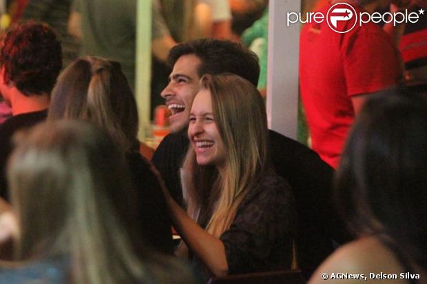 Carla Diaz e Bernardo Mesquita trocam beijos em restaurante na Barra da Tijuca, na Zona Oeste do Rio de Janeiro, em 29 de março de 2013