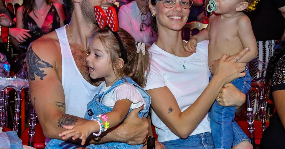 Chay Suede E Laura Neiva Foram Fotografados Os Filhos Em Dia De