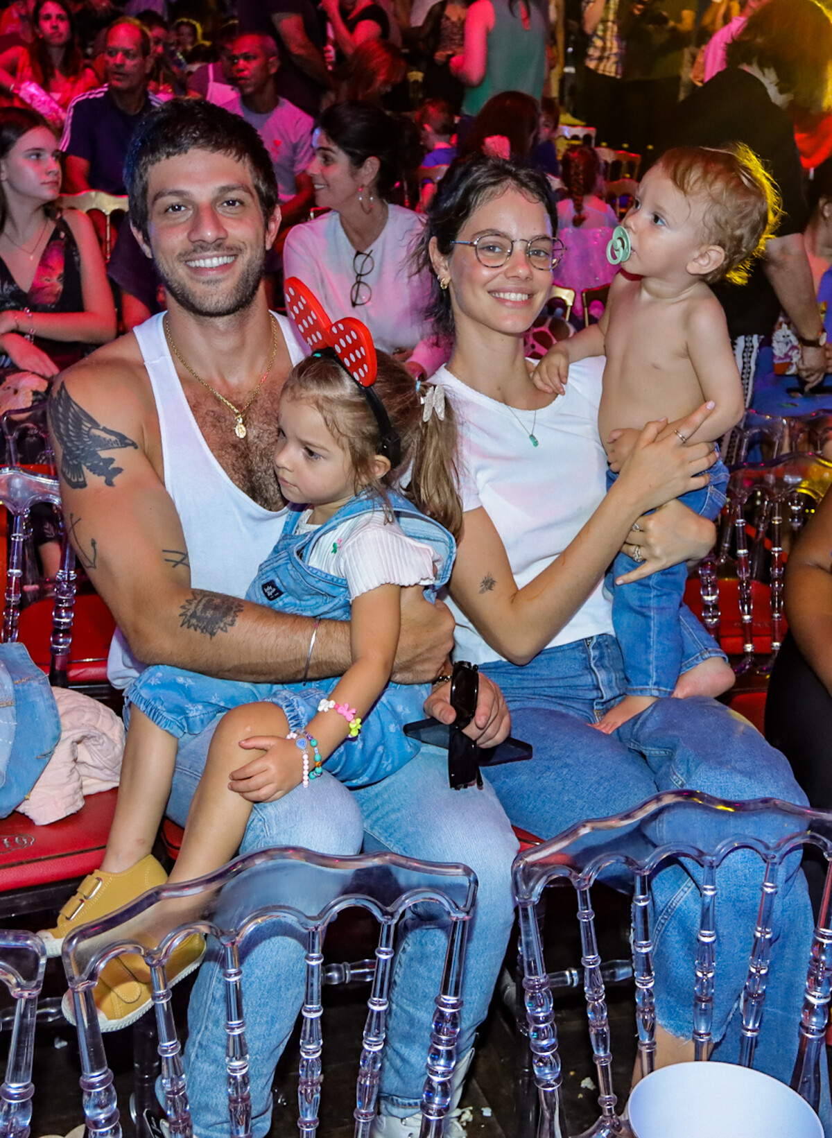 Foto Chay Suede E Laura Neiva Posaram Sorridentes Os Filhos