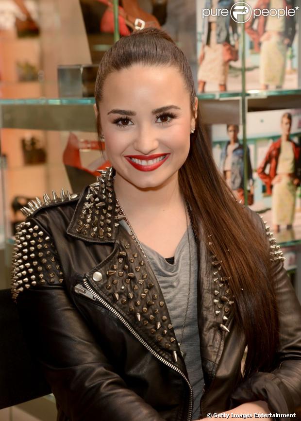 Demi Lovato coloca spikes nas unhas, em 2 de abril de 2013