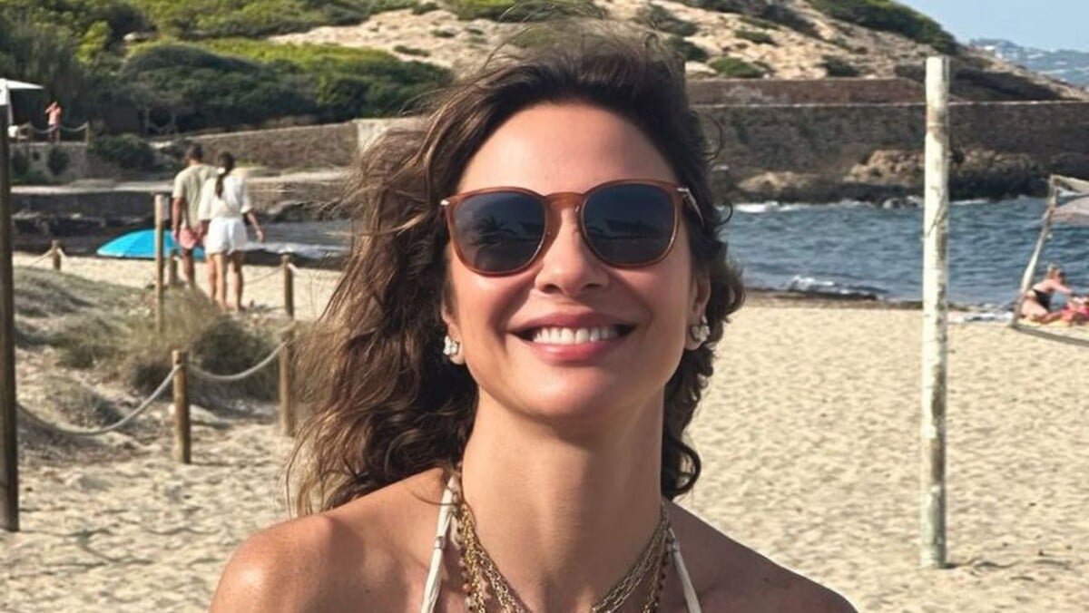 Foto Luciana Gimenez posa de biquíni transparente na Bahia e recebe