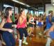 Ivete Sangalo e Glenda Kozlowski dançam em aula de zumba