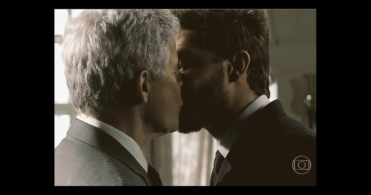 Novela Império Cláudio e Leonardo dão beijo gay e causam repercussão na rede Purepeople
