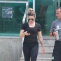 Cleo Pires deixa academia toda de preto e acena para paparazzo