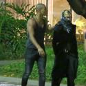 Madonna caminha toda agasalhada no calor do Rio com o namorado, Brahim Zaibat
