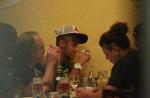 Neymar se diverte em churrascaria com os amigos enquanto Bruna Marquezine viaja