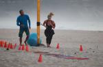 Carolina Dieckmann exibe boa forma durante exercícios na praia