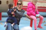 Em meio a briga com ex de Charlie Sheen, Denise Richards passeia com as filhas