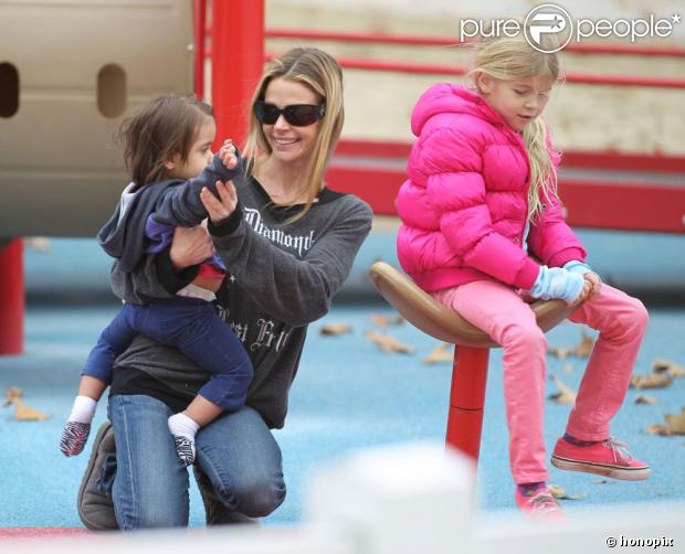Depois da confusão com a terceira ex-mulher de Charlie Sheen, Denise Richards foi vista em um playground com as filhas, em 14 de dezembro de 2012