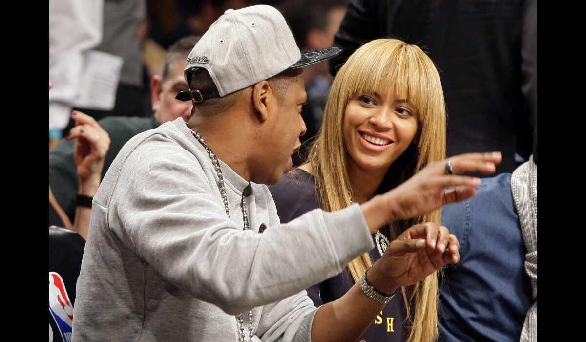 Foto Beyoncé e Jay Z conversam durante o jogo em 26 de novembro de