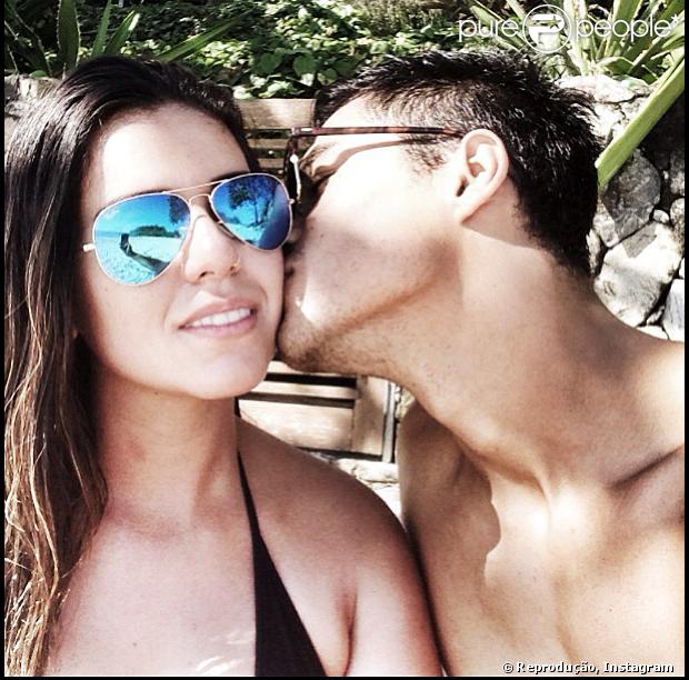 Micael Borges contou através das redes sociais que vai ser pai. O cantor e ator assumiu o namoro com a modelo Heloisy Oliveira logo após sua ex, Sophia Abrahão, começar a namorar Fiuk