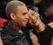 Rihanna e Chris Brown reatam namoro e trocam carinhos em jogo de basquete