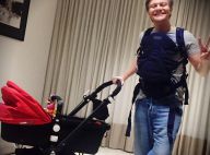 Michel Teló posa com mochila canguru à espera da filha, Melinda: 'Tudo pronto'