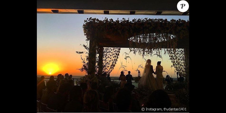 Wesley Safadão e Thyane Dantas se casam sob o pôr do sol no Ceará
