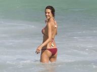 Alessandra Ambrosio exibe corpão em praia do Rio ao lado do filho Noah
