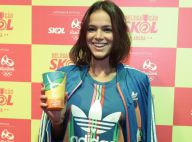 Foto de Bruna Marquezine com cerveja no Instagram é proibida e atriz apaga post