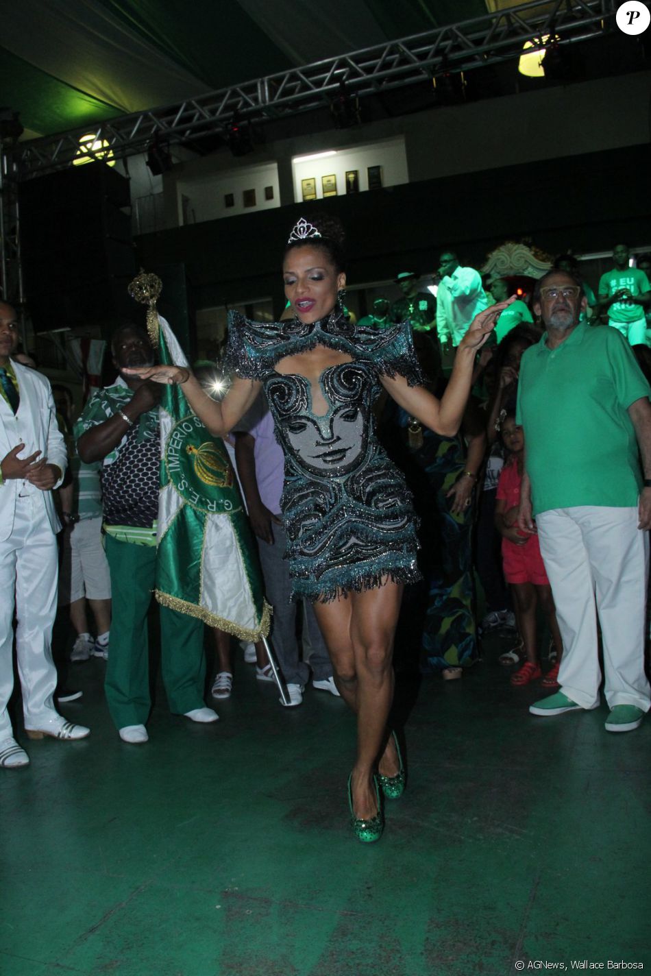 Quitéria Chagas é coroada rainha da escola de samba Império Serrano, no Rio de Janeiro, para o Carnaval 2017, em 20 de novembro de 2016