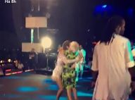 Ivete Sangalo dança com idosa de 76 anos e brinca: 'Esse peito é seu?'. Vídeos!