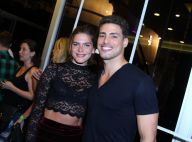 Cauã Reymond posa com a namorada, Mariana Goldfarb, e se declara: 'Pura vida'
