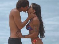 Aline Riscado e Felipe Roque se beijam e exibem corpos sarados em praia do Rio