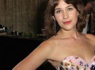 Lola Kirke divide opiniões na web com axilas peludas no Globo de Ouro. Fotos!