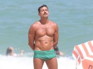 Tuca Andrada, de 'A Lei do Amor', curte praia no Rio e exibe corpo sarado