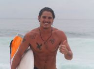 Romulo Neto exibe corpo sarado após tarde de surfe em praia do Rio